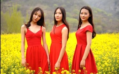 宝宝把腿抬得很高一点